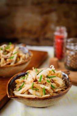 Kızarmış kalamar ile soğan ve Frenk soğanı, vintage etkisi, metniniz için kopya alanı