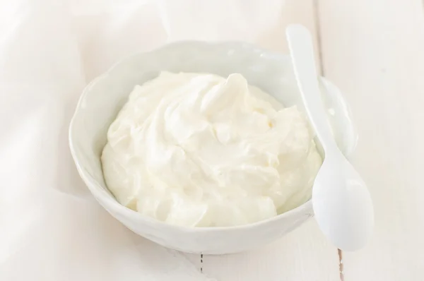 Griekse yoghurt in een kom — Stockfoto