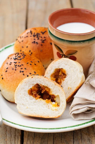 Brötchen gefüllt mit Kürbis und Feta mit einer Tasse Milch — ストック写真