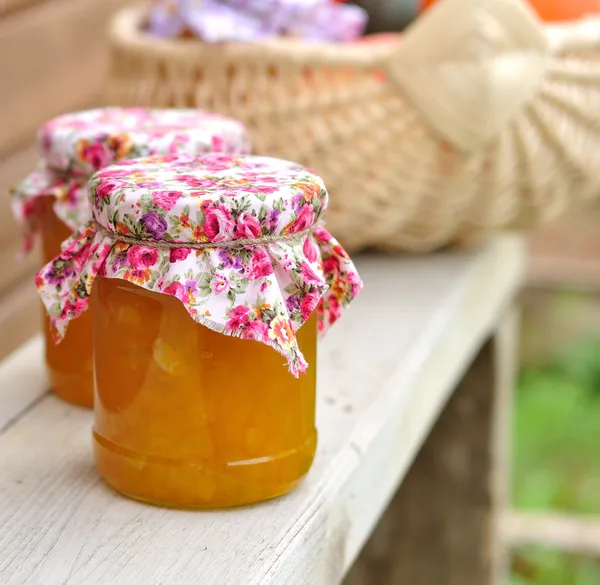 Deux pots de confiture de citrouille sur un banc, espace de copie pour votre texte — Photo