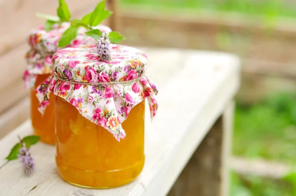 Twee potten van pompoen jam op een bankje, kopie ruimte voor uw tekst — Stockfoto