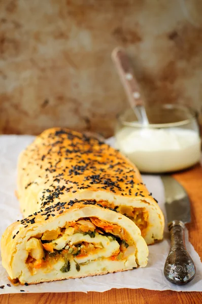 Rolo de batata com enchimento vegetal, espaço de cópia para o seu texto — Fotografia de Stock