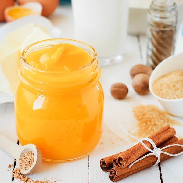 Pumpkin Puree Surrounded with Pumpkin Pie Ingredients — Stock Photo, Image