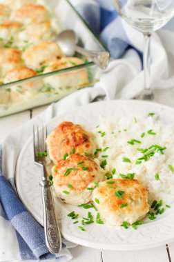 pilav ile servis, ekşi krema soslu fırında tavuk köftesi