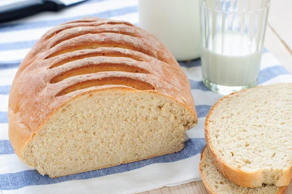 Trigo e pão de centeio com aveia — Fotografia de Stock