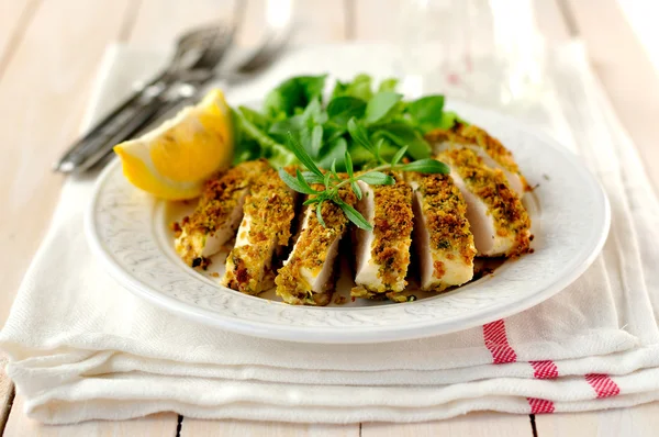 Poitrine de poulet croûtée aux fines herbes de citron tranchée — Photo