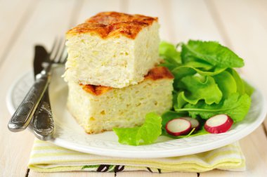 yeşil salata ve turp ile kabak ve pirinç kek kareleri