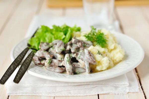 karaciğer srtoganoff salata yaprakları ve patates püresi ile