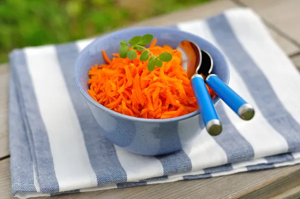 Пряная тертая морковь — стоковое фото