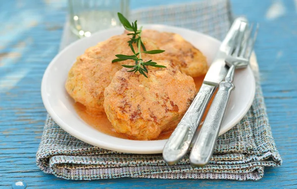 Minced meat and cabbage patties baked with tomato sauce — Stock Photo, Image
