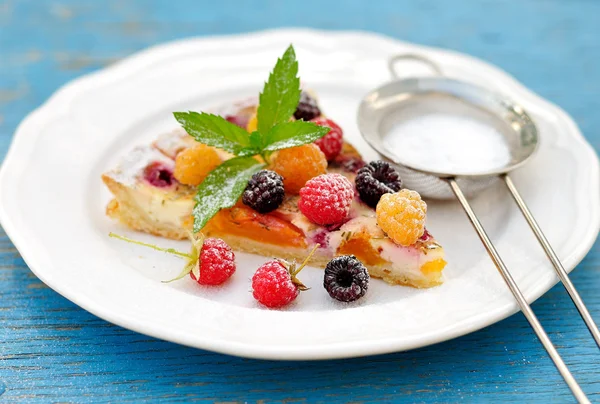 Raspberry nectarine cream tart — Stock Photo, Image