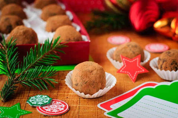 Truffes au chocolat de Noël dans une boîte cadeau, décoration de Noël — Photo