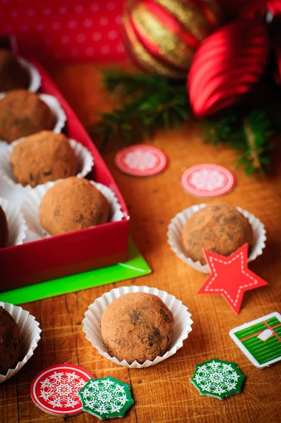 Christmas choklad tryffel i en presentförpackning, juldekorationer, vintage effekt — Stockfoto