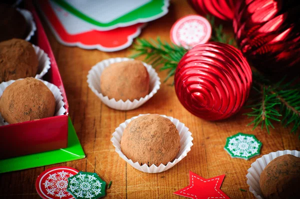 Trufas de chocolate de Natal em uma caixa de presente, decoração de Natal — Fotografia de Stock