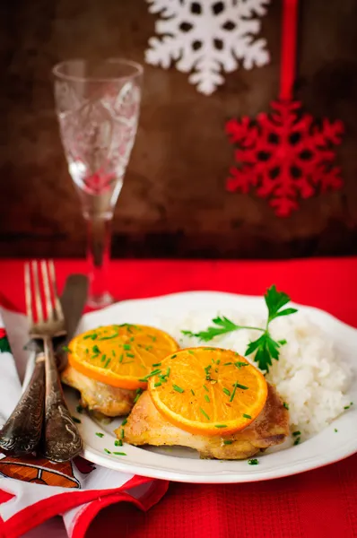 Pollo asado naranja especiado con arroz, atmósfera navideña, enfoque selectivo, efecto vintage, espacio de copia para su texto — Foto de Stock