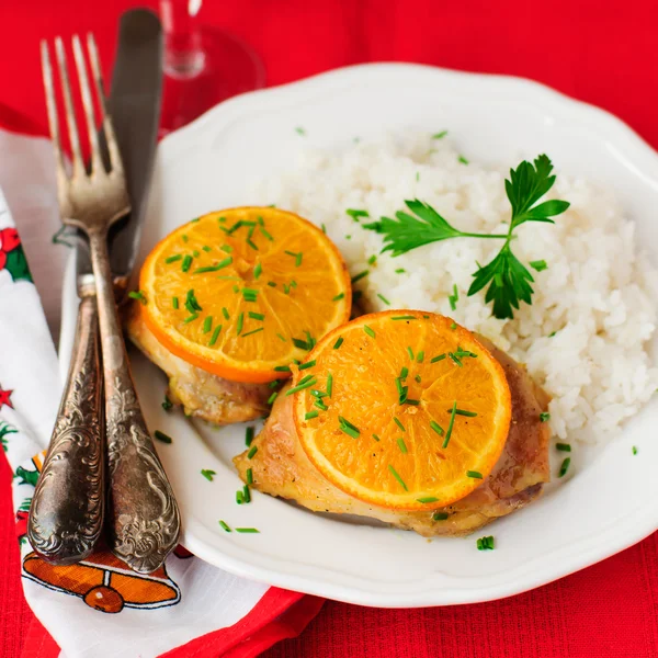 Poulet rôti d'orange épicé au riz, ambiance de Noël, sel — Photo