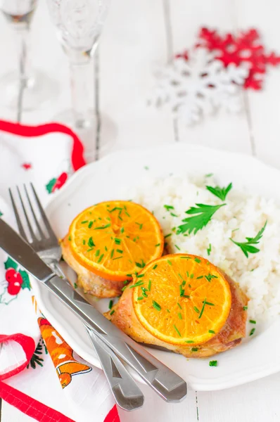 Pollo asado naranja especiado con arroz, atmósfera navideña, enfoque selectivo, espacio de copia para su texto — Foto de Stock