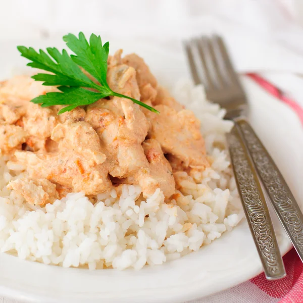 Frango cremoso de tomate no arroz — Fotografia de Stock