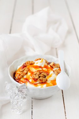 Yunan, bir kase yoğurt