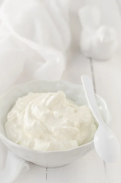 Griekse yoghurt in een witte kom — Stockfoto