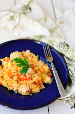 Tavuklu pilav ve sebze.