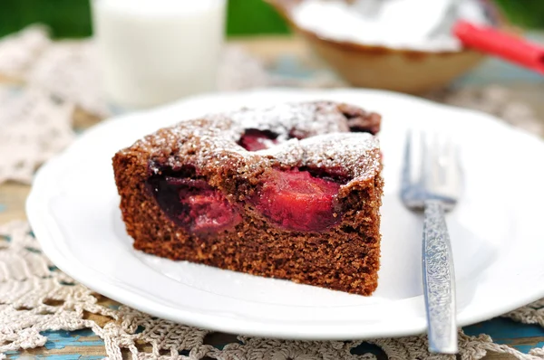 Un pezzo di torta di prugne al cioccolato — Foto Stock