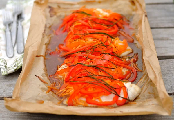Рыба, приготовленная с перцем и морковью — стоковое фото