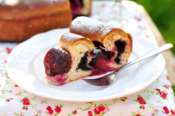 Uma fatia de ameixa e torta de semente de papoula — Fotografia de Stock