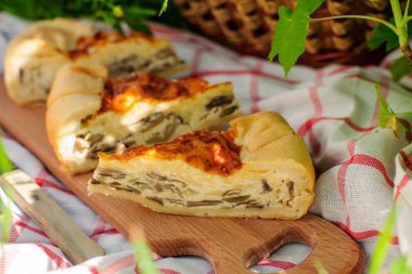 quiche lorraine çeşitli mantar ile