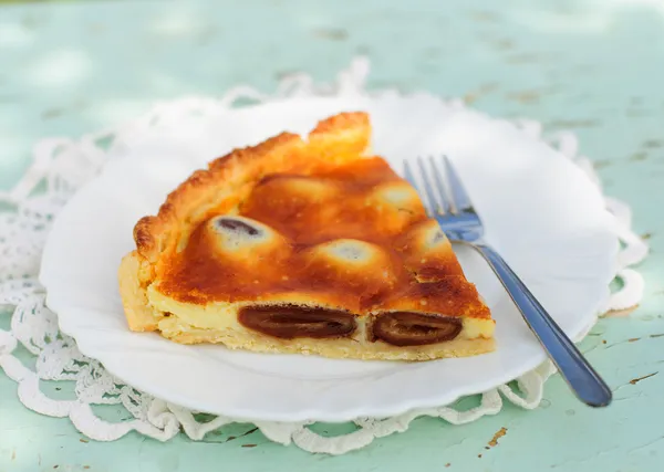 A piece of Italian date and mascarpone tart — Stock Photo, Image