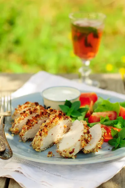 Sliced peanut crusted chicken breast with fresh salad — Stock Photo, Image
