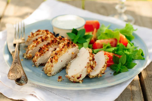 Sliced peanut crusted chicken breast with fresh salad — Stock Photo, Image