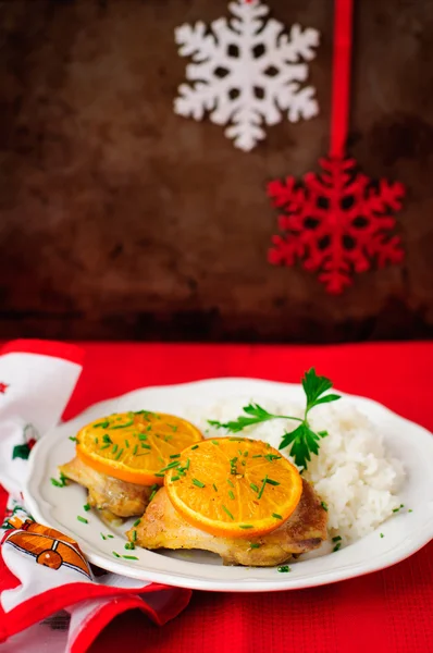 Pollo asado naranja especiado con arroz, atmósfera navideña, enfoque selectivo, espacio de copia para su texto —  Fotos de Stock