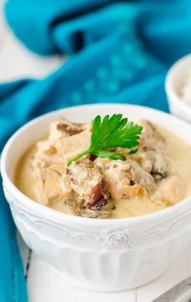 A Bowl of Chicken, Mushroom and Sour Cream Stew — Stock Photo, Image