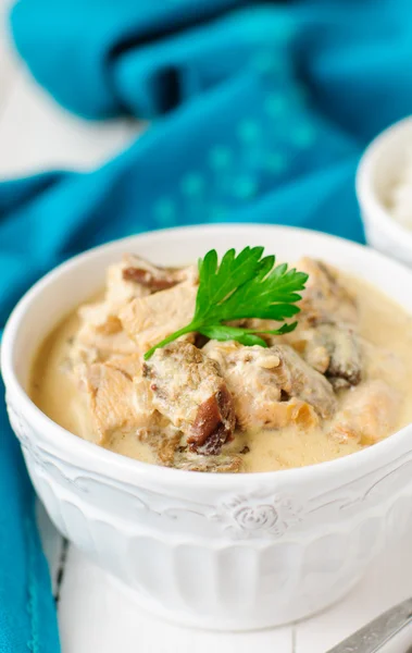 Uma tigela de frango, cogumelo e guisado de creme azedo — Fotografia de Stock