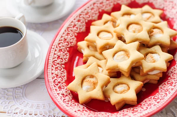 Estrelas de biscoito de gengibre com enchimento de marshmallow — Fotografia de Stock