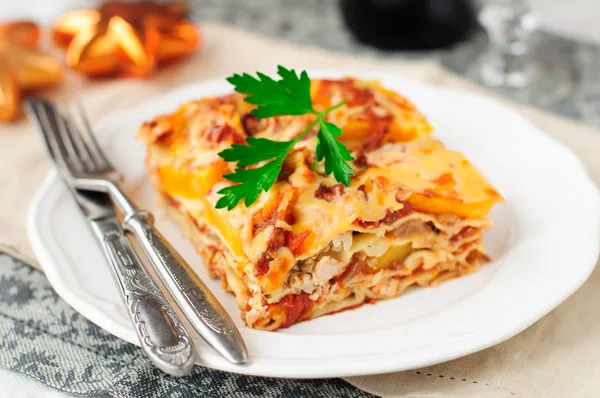 Kyckling och pumpa lasagne, julbord — Stockfoto