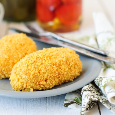 (zrazy peynir ile doldurulmuş tavuk köftesi Cornflake kabuklu)