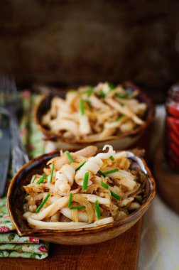 Kızarmış kalamar ile soğan ve Frenk soğanı, vintage etkisi, metniniz için kopya alanı
