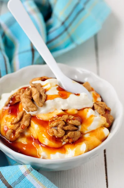 Греческий йогурт в миске — стоковое фото