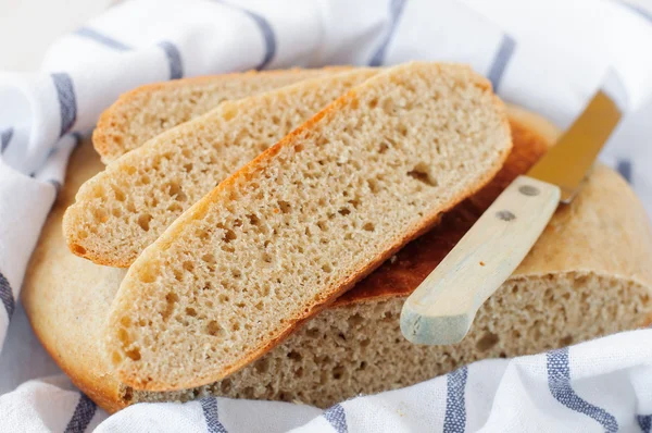 Pão de trigo integral fatiado — Fotografia de Stock