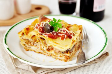 domuz eti, mantar ve mercimek rustik tarzı lazanya