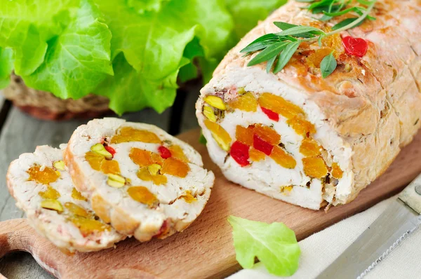 Rollo de pavo al horno relleno con albaricoques secos, cerezas y pist — Foto de Stock