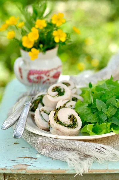 Rollos de filete de pollo con verduras frescas servidas con hojas de ensalada —  Fotos de Stock