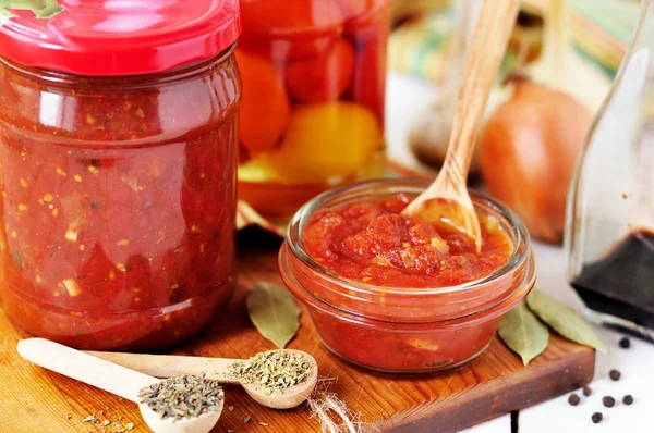 Marinara-Sauce in Dosen, Tomatenkonserven — Stockfoto