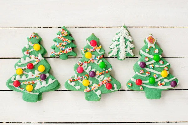 Bolinhos de árvore de Natal decorados — Fotografia de Stock