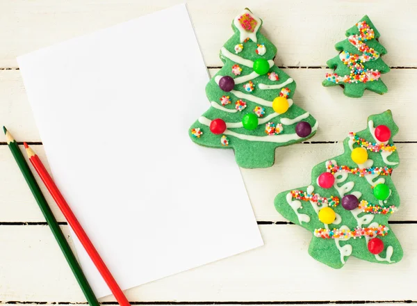 Un pezzo di carta bianca e biscotti dell'albero di Natale — Foto Stock