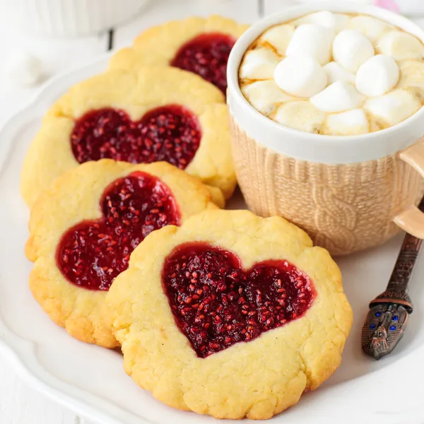 Homemade Cookies with Heart-Shaped Center and a Cup of Hot Choco — Stock Photo, Image
