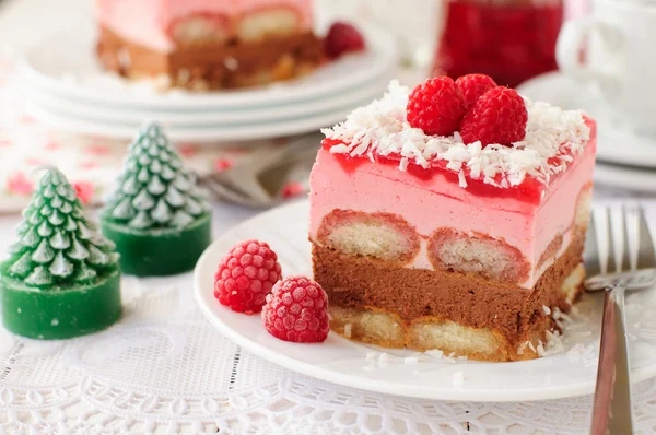 Kein Schokoladen-, Himbeer- und Savoiardi-Kuchen backen — Stockfoto