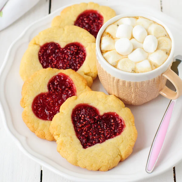 Домашнє печиво з центром у формі серця і чашкою гарячого choco — стокове фото